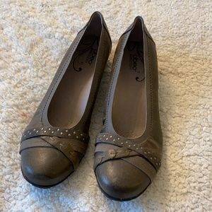 Neutral slightly heeled flats ✨LAST CHANCE